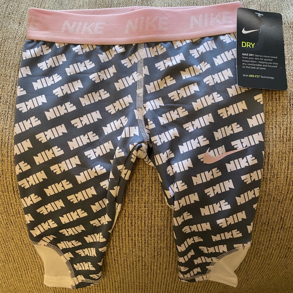 NWT Girls Nike Capri legging size 4